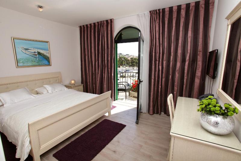 Double Room with Balcony image 4