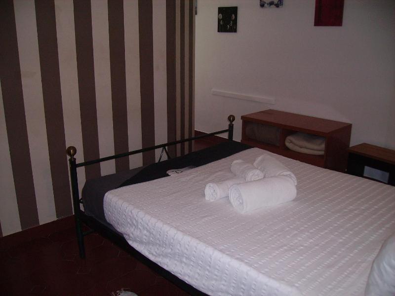 Double Room with Exterior Shared Bathroom image 3