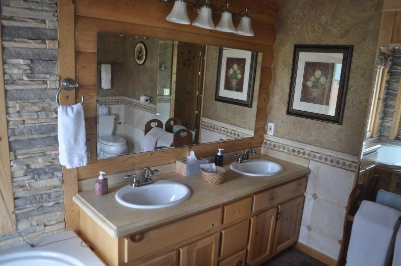 Deluxe Suite with Spa Bath image 2