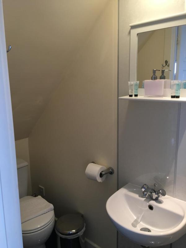 Twin Room with Private Bathroom image 4