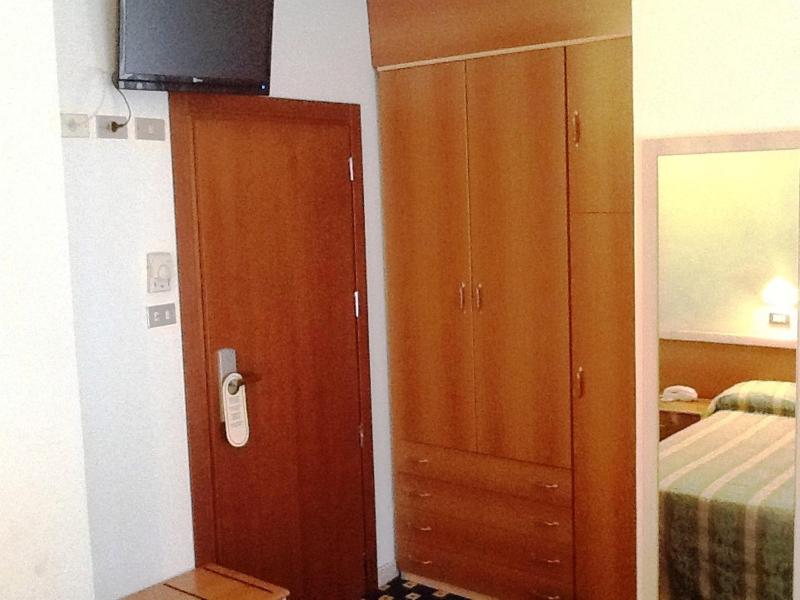 Double or Twin Room image 3