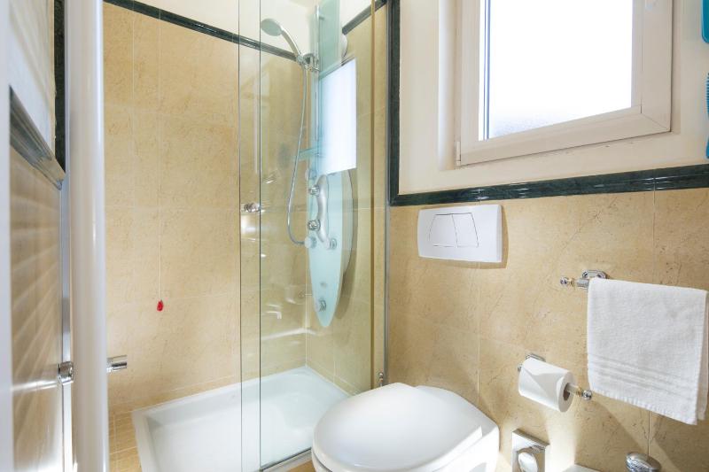 Queen Room with Spa Bath image 2