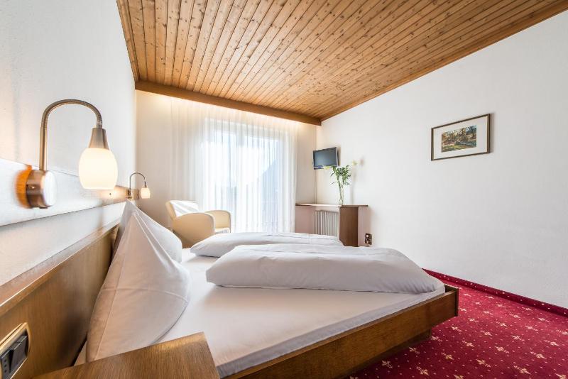 Double Room with Balcony and Mountain View image 4