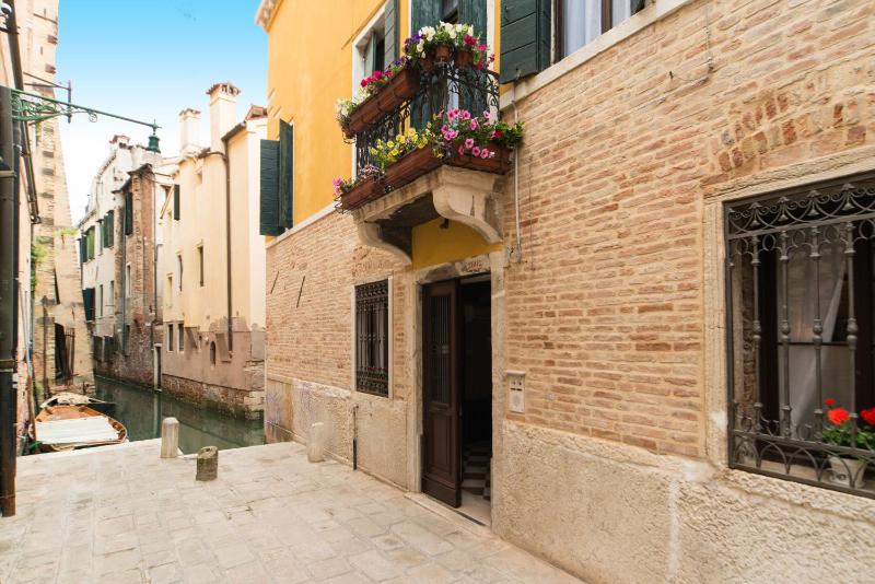 Double or Twin Room with Canal View image 4