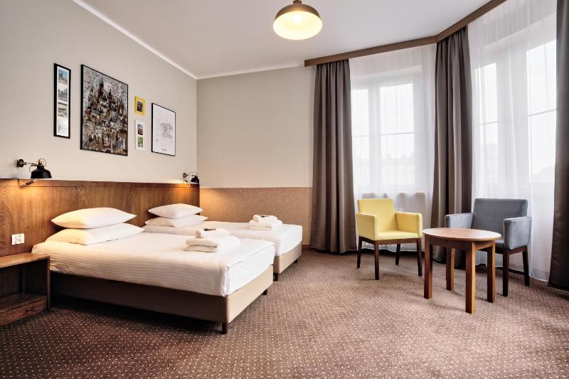 Classic Triple Room with City View image 3
