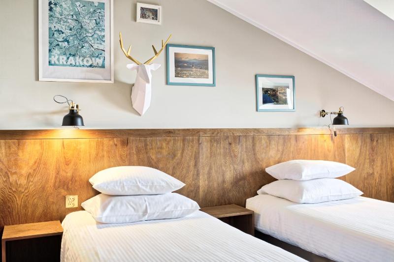 Classic Triple Room with City View image 2