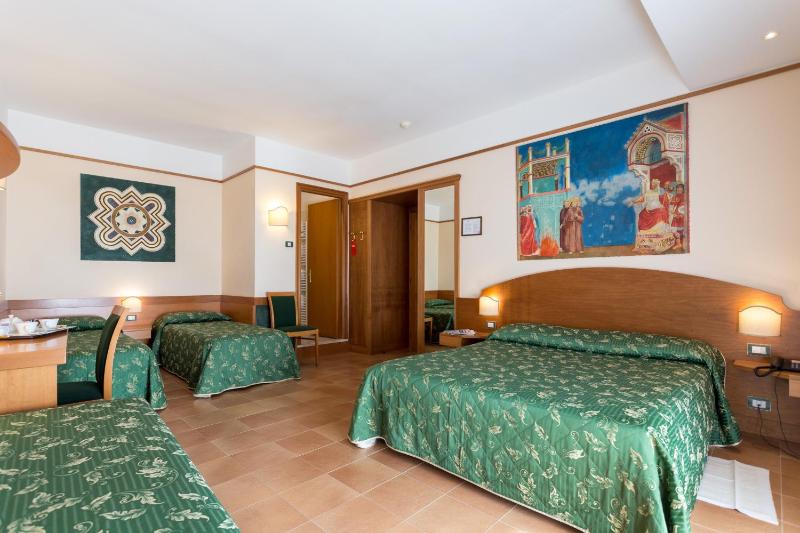 Standard Quadruple Room image 1