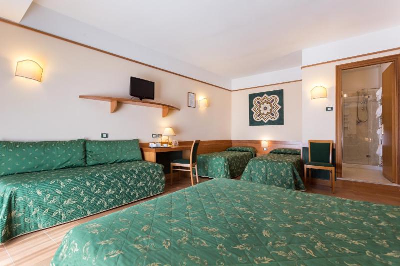 Standard Quadruple Room image 3