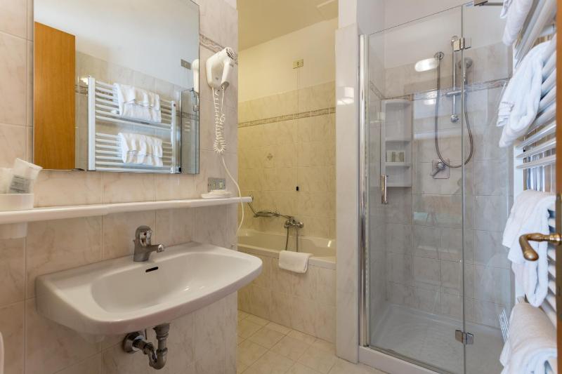 Standard Quadruple Room image 2