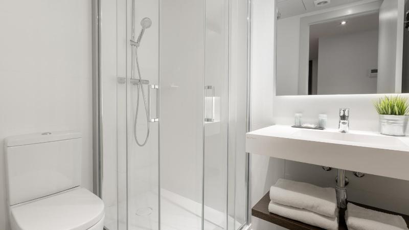 Twin Room with Ramblas view image 2