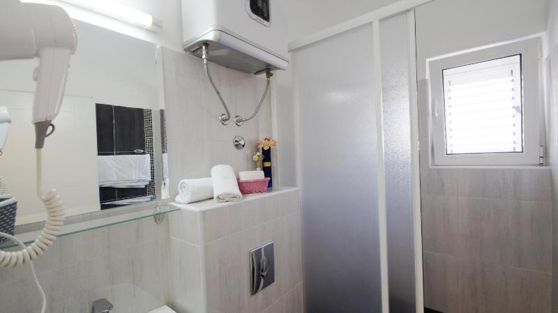 Luxury One-Bedroom Apartment image 3