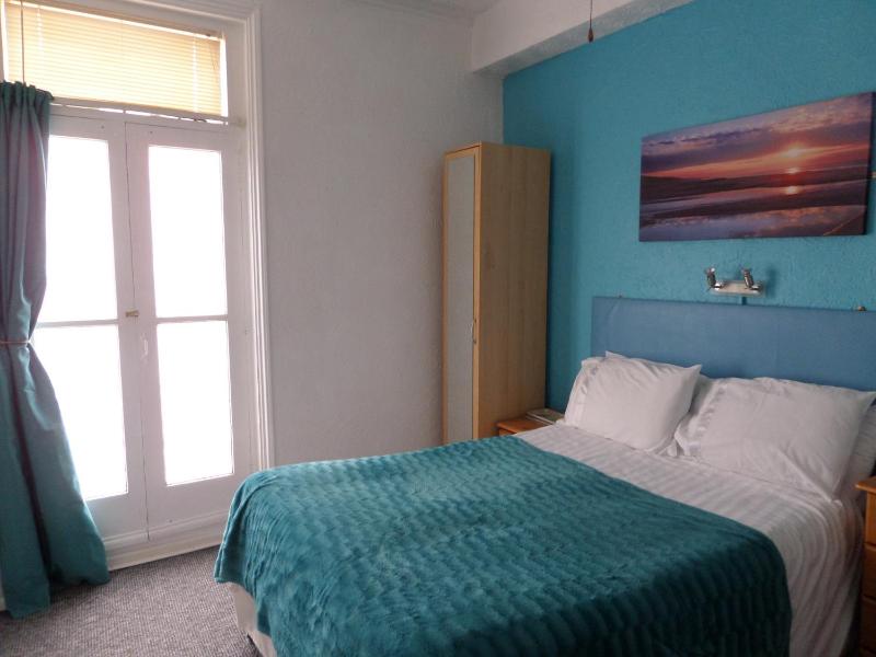 Double Room with Balcony image 2