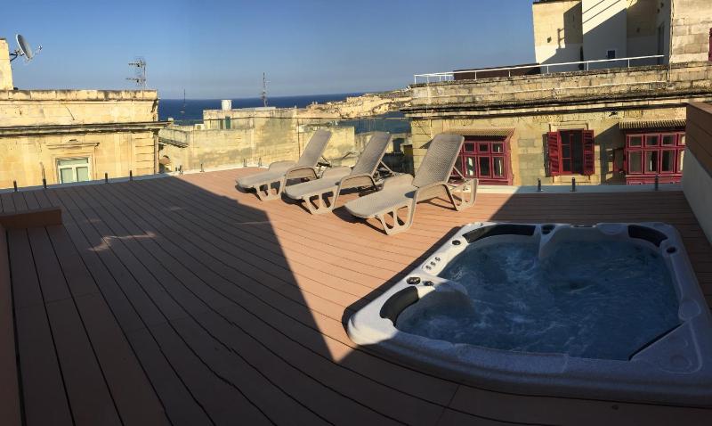 Valletta Luxe 3-Bedroom Duplex Penthouse with Sea View Terrace and Jacuzzi - image 16