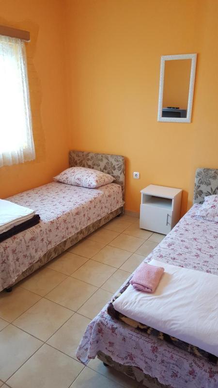 Twin Room image 3