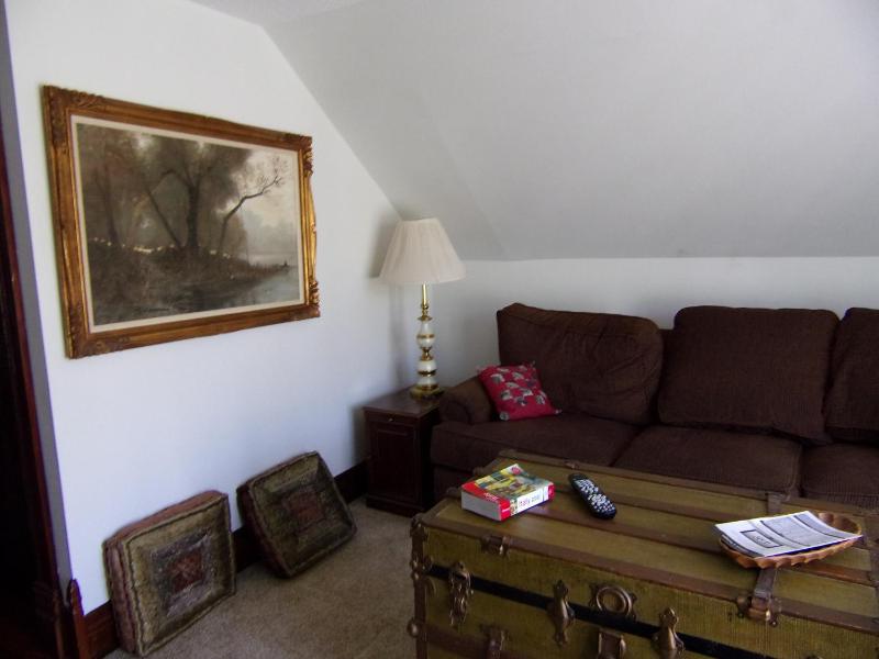 Knox - Double Room with Shared Bathroom image 2