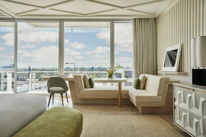 King Room with City View image 3