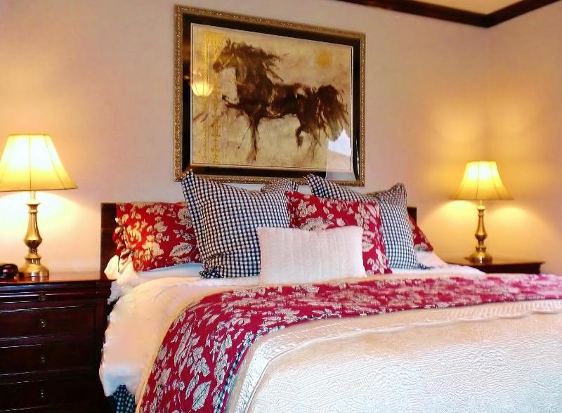 Deluxe King Room image 2