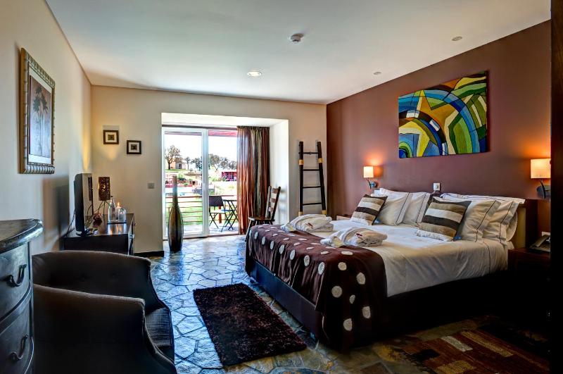 Deluxe Double Room with Balcony image 2