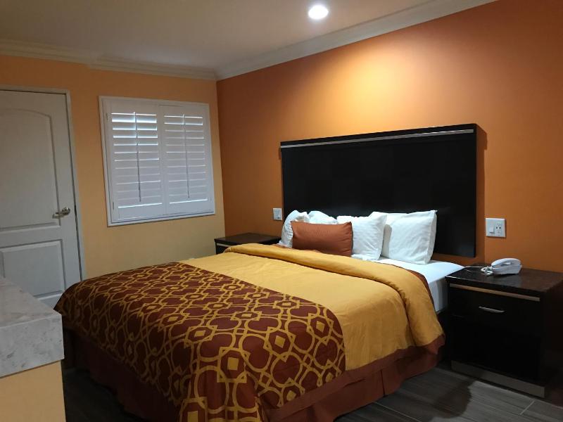 Queen Room with Sofa Bed image 2