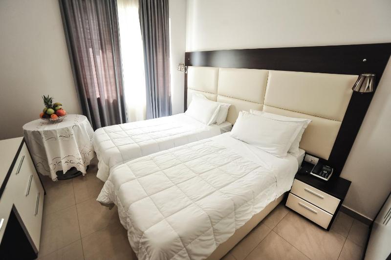 Standard Twin Room image 3