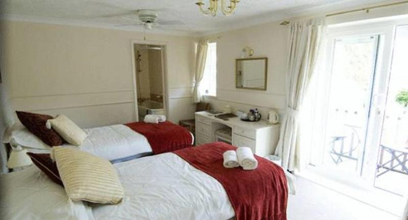 Twin Room image 2