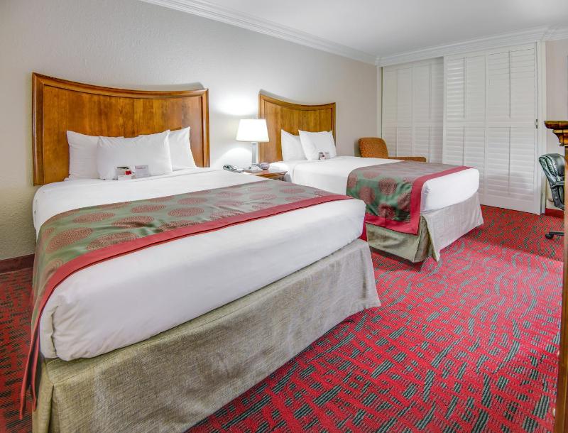 Queen Room with Two Queen Beds - Non-Smoking image 3