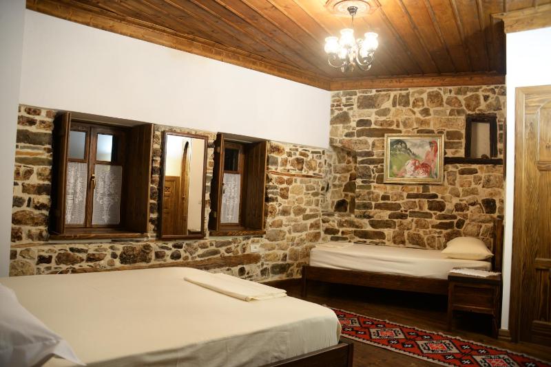 Superior Triple Room image 4