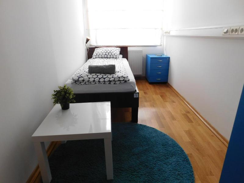 Single Room with Shared Bathroom image 3