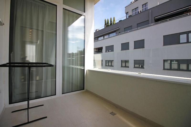 Luxury One-Bedroom Apartment image 2