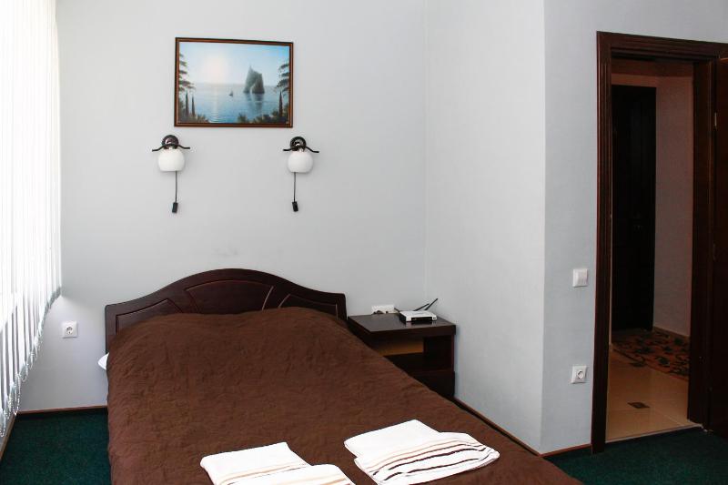 Standard Double Room image 3