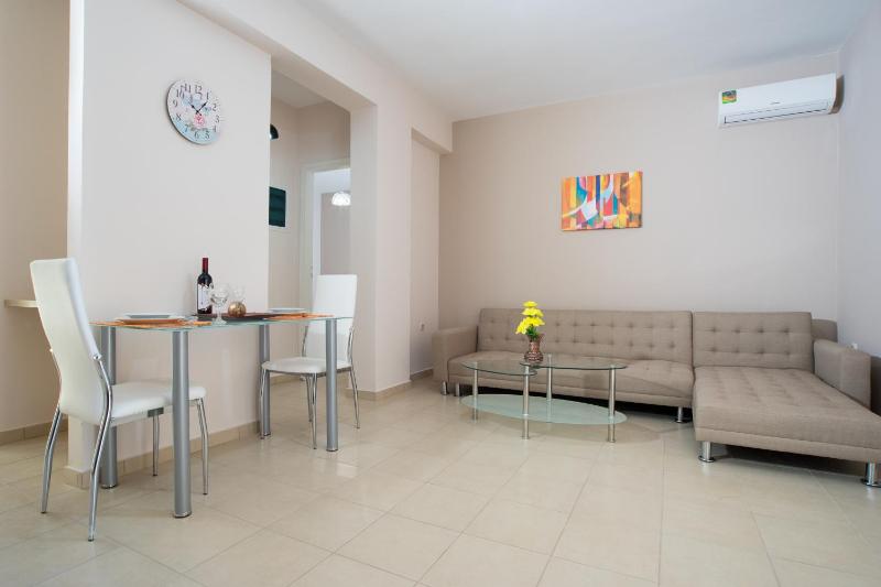 One-Bedroom Apartment image 4