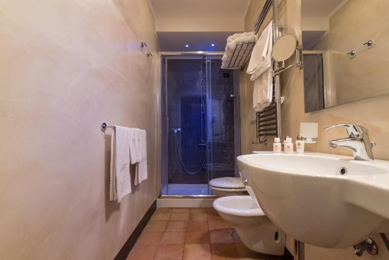 Superior Triple Room with Sea View and Spa Bath image 2