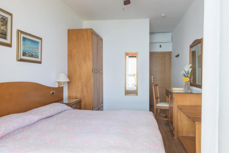 Double Room with Lake View image 4