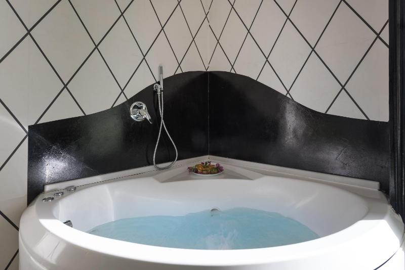 Superior Triple Room with Sea View and Spa Bath image 3