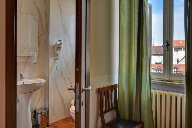 Twin Room image 4