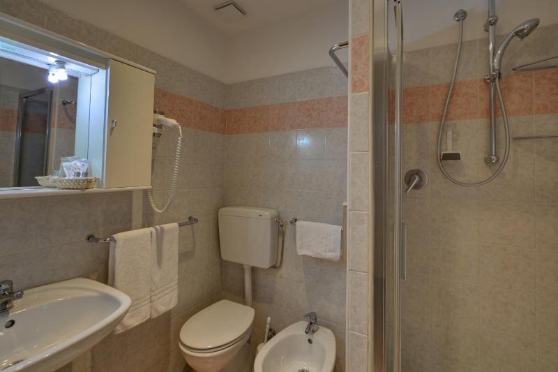 Twin Room image 3