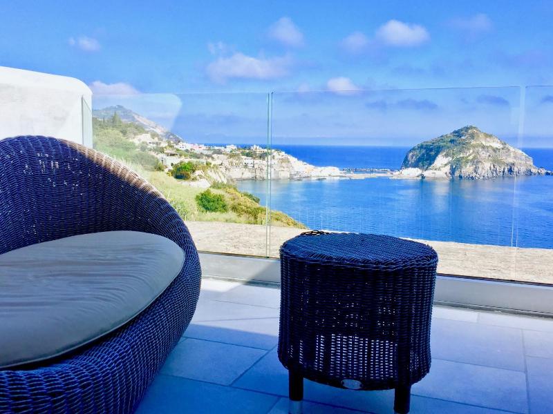 Deluxe Double Room with Sea View image 2