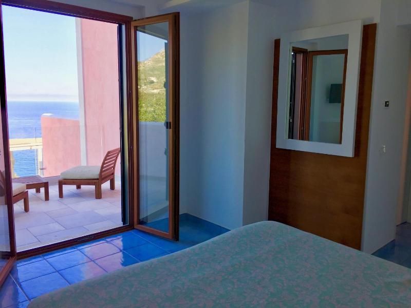 Deluxe Double Room with Sea View image 4