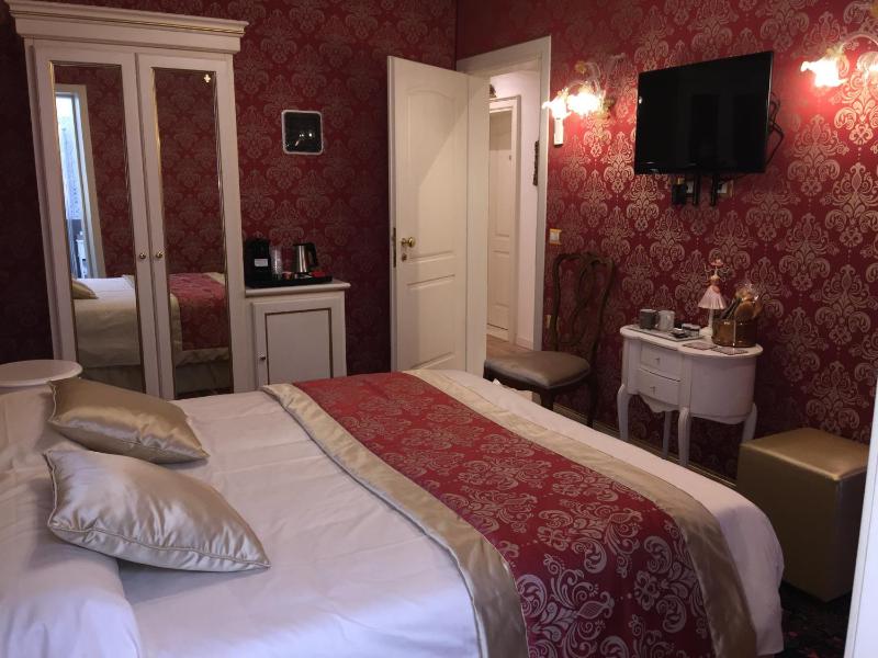 Double or Twin Room with Balcony image 4