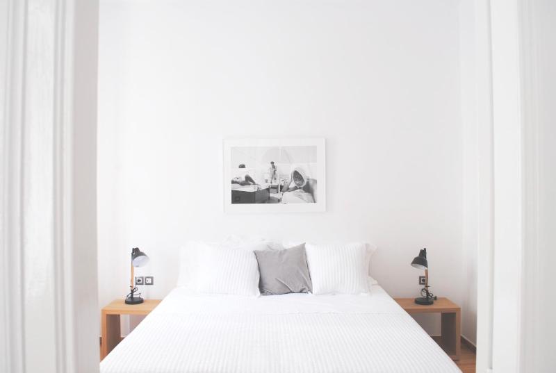 One-Bedroom Apartment with Street View image 3