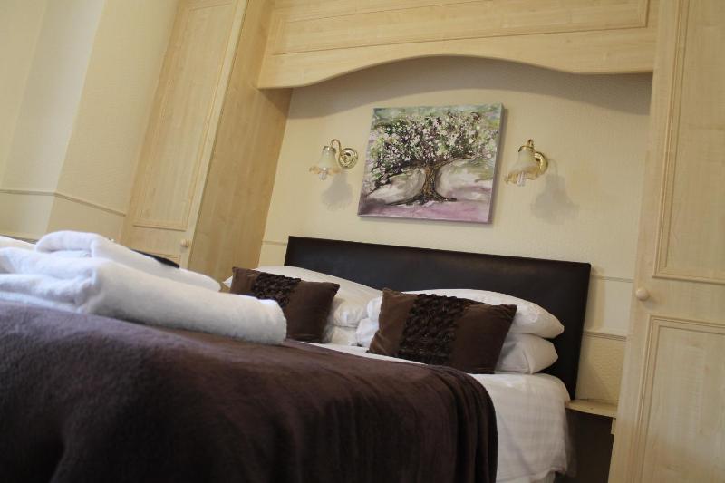 Compact Double Room image 2