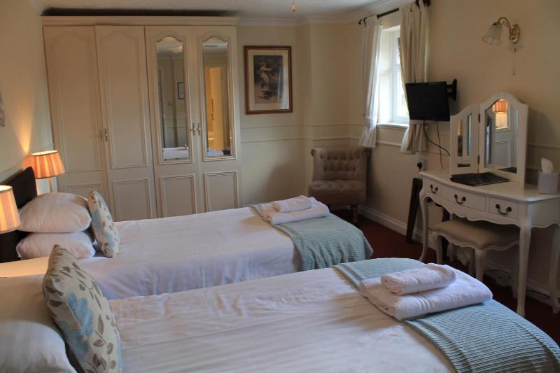 Twin Room image 4