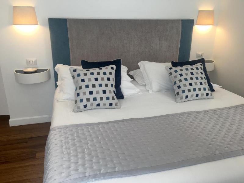 Deluxe Double Room image 4