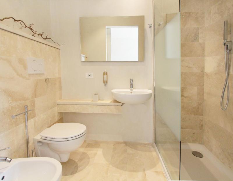Superior Double Room with Balcony - Partial Lake View image 4