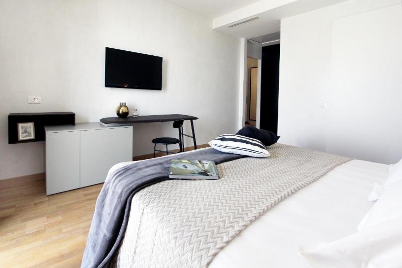 Deluxe King Double Room with Balcony - Lake View image 3