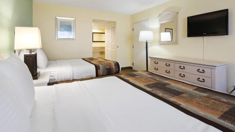 Queen Room with Two Queen Beds - Non Smoking image 3