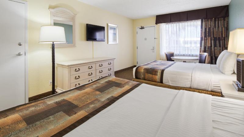 Queen Room with Two Queen Beds - Non Smoking image 4