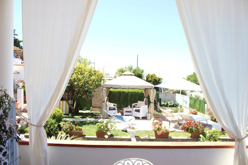 Deluxe Double Room with Balcony and Sea View image 3