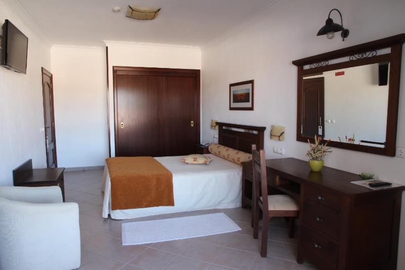 Deluxe Double or Twin Room image 2