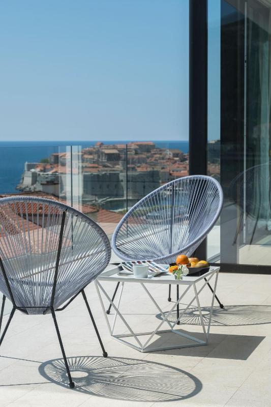 Private Entrance - Comfort Three-Bedroom Apartment with Balcony and Sea View image 4